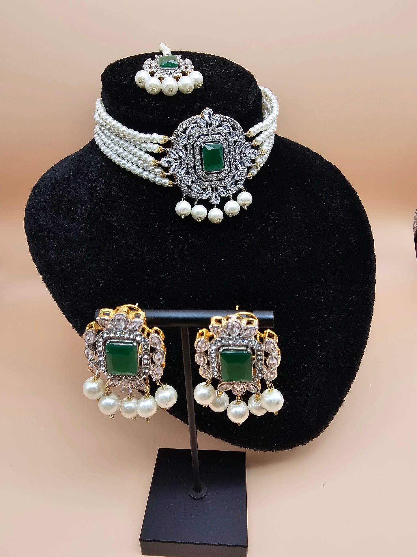 Exquisite Choker Set with Green Emeralds and Diamonds