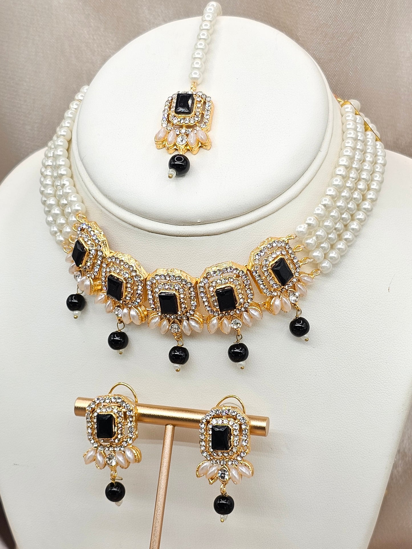 Black Gem stone with Pearl set